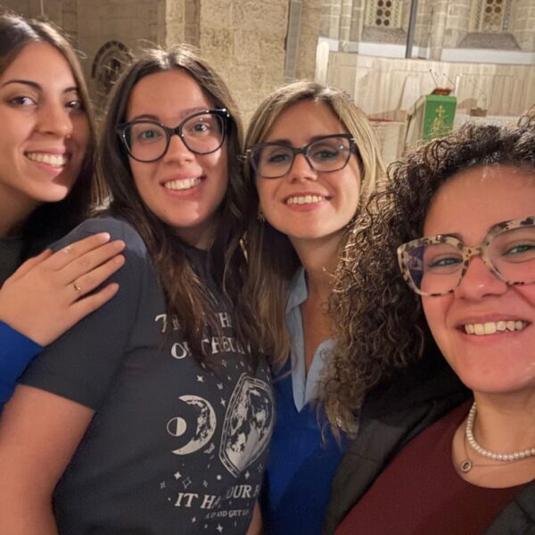Ecco le nostre sorelle che con la gioia nel cuore iniziano il viaggio verso Assisi.…